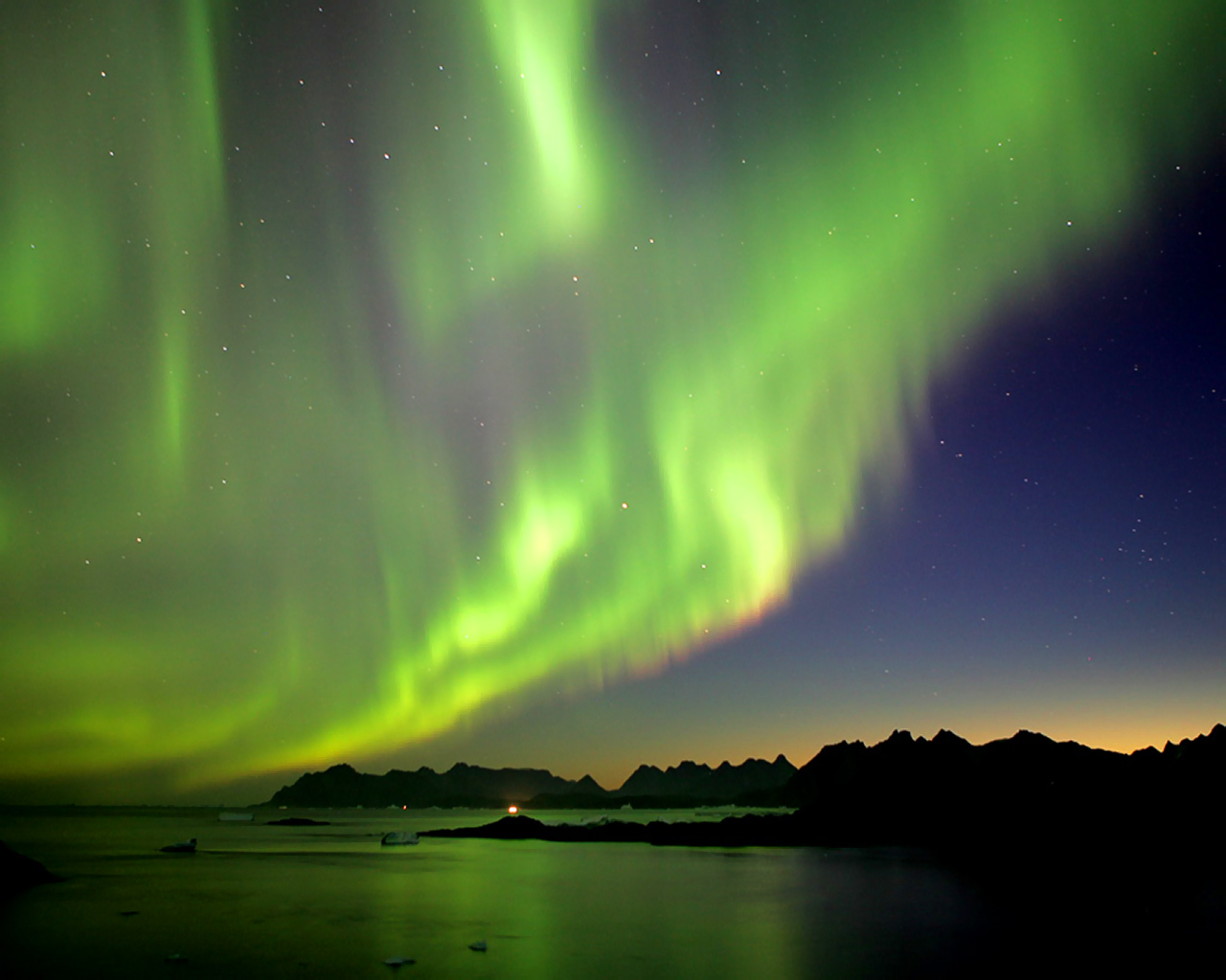 Aurora above the Delta River outside Fairbanks 